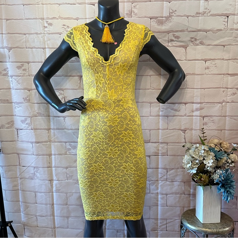Chic Yellow Lace Midi Dress